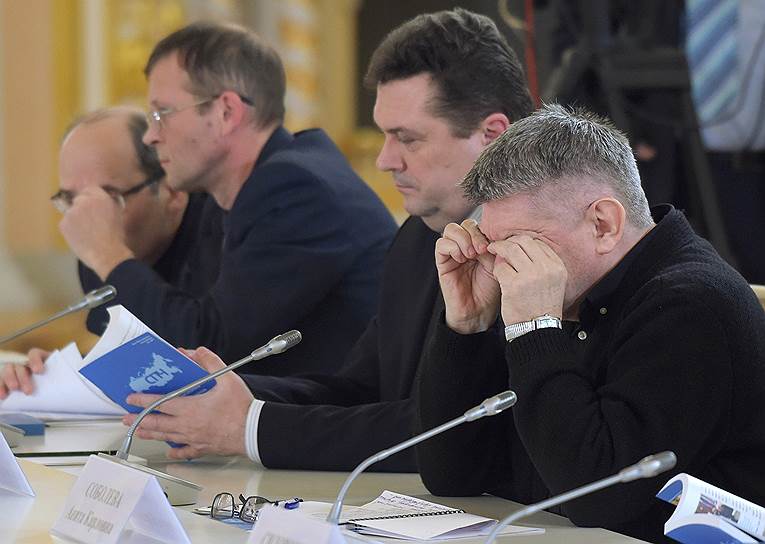 Кинорежиссер Александр Сокуров (справа) и председатель Союза журналистов России Владимир Соловьев (второй справа)  