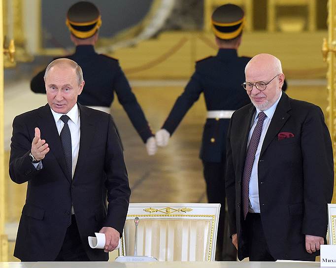 Президент России Владимир Путин и председатель Совета при президенте России по развитию гражданского общества и правам человека Михаил Федотов 