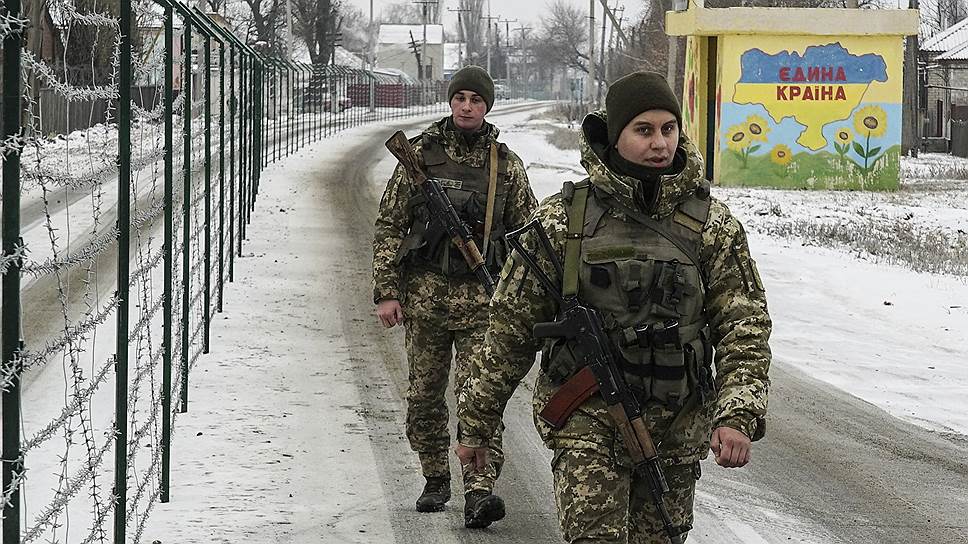 Украинские пограничники на пункте пропуска «Милово» на границе Луганской области