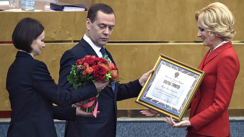 Премьер-министр России Дмитрий Медведев и заместитель председателя Госдумы Ирина Яровая (справа) 