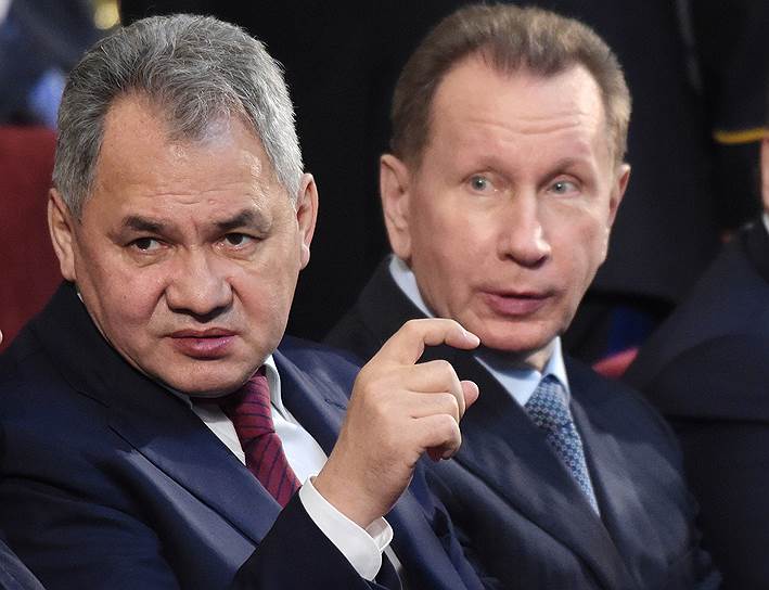 Министр обороны России Сергей Шойгу (слева) и директор Федеральной службы войск национальной гвардии России - главнокомандующий войсками национальной гвардии России Виктор Золотов