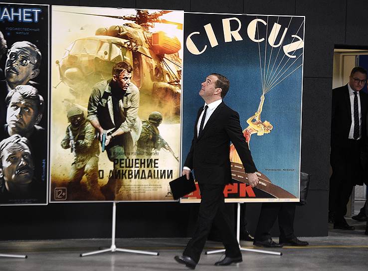 Премьер-министру Дмитрию Медведеву предложили существенно увеличить расходы на продвижение российского кино за рубежом и подключить к этой работе частный бизнес 