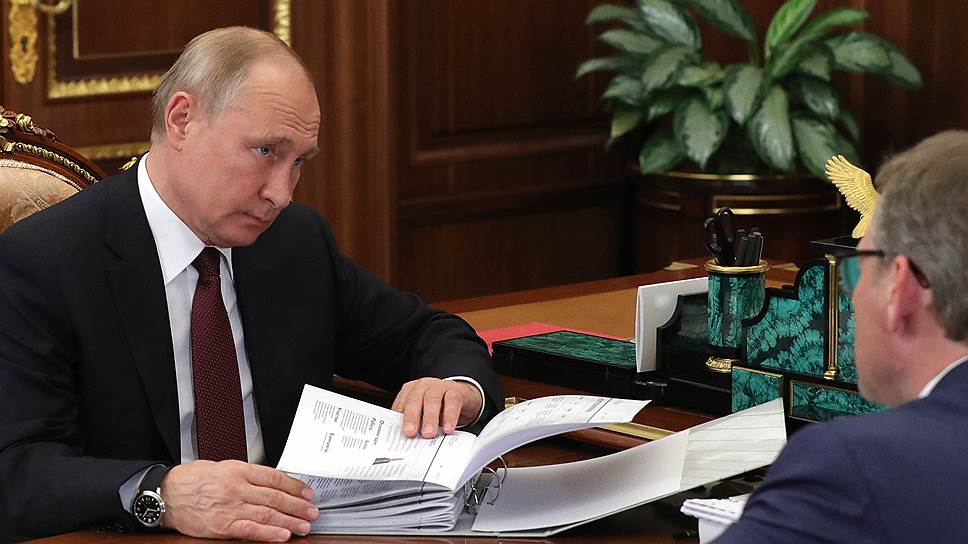Владимир Путин углубился в чтение доклада больше, чем в речь Бориса Титова