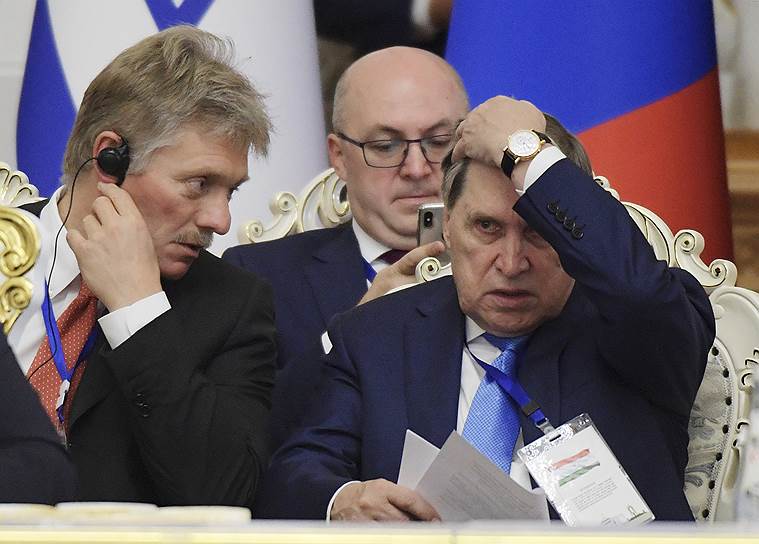 Заместитель руководителя администрации президента России, пресс-секретарь президента Дмитрий Песков и помощник президента России Юрий Ушаков во время пленарного заседания глав делегаций государств и международных организаций, принимающих участие в СВМДА