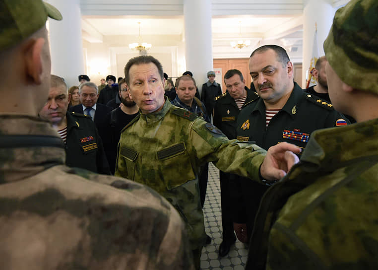 Генералы Сергей Меликов (второй справа) и Сергей Милейко (слева) написали рапорты об увольнении из Росгвардии, после того как директор службы Виктор Золотов (в центре) перераспределил полномочиям между своими заместителями