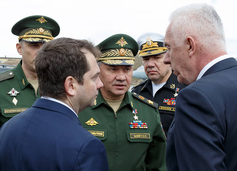 Глава Минобороны Сергей Шойгу, врио губернатора Мурманской области Андрей Чибис (слева) и полпред президента в Северо-Западном федеральном округе Александр Гуцан (справа) обсуждают аварию глубоководного аппарата