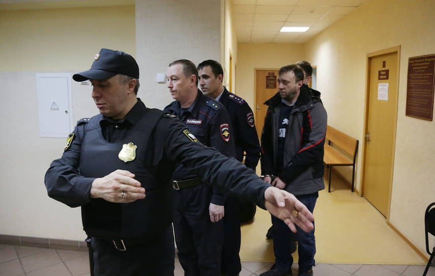 По версии следствия, Максим Канищев (крайний справа) являлся одним из виновников трагедии на шахте
