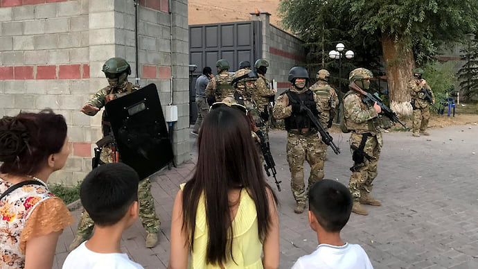 Бывший президент Киргизии ушел в оборону