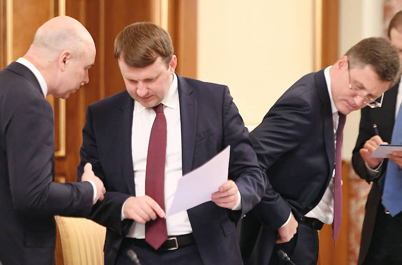 Глава Минэкономики Максим Орешкин (в центре) подготовил первому вице-премьеру Антону Силуанову (слева) аргументы для противодействия идее министра энергетики Александра Новака по повышению платы бизнеса за передачу электроэнергии