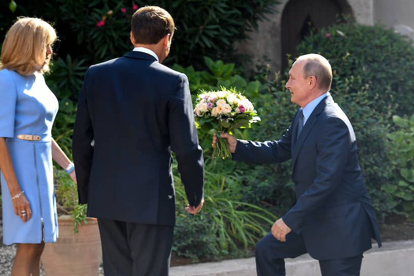 Владимир Путин издалека начал дарить Брижит Макрон букет
