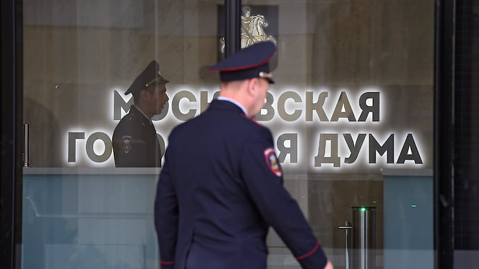Пять человек на место