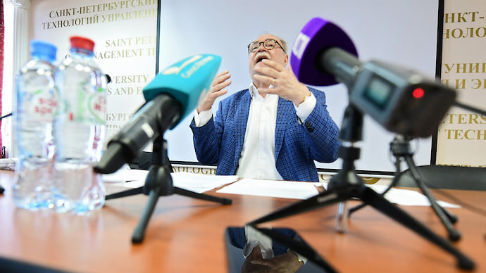 В единый день в одном туре
