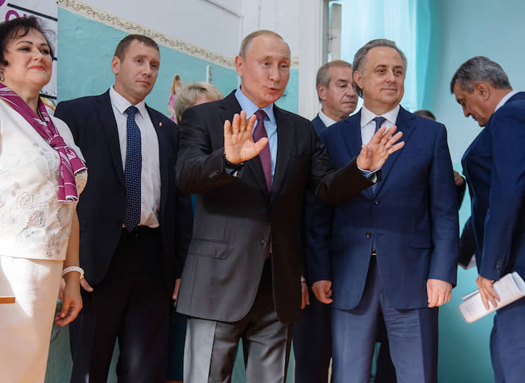 Справа налево: полномочный представитель президента России в Сибирском федеральном округе (СФО) Сергей Меняйло, заместитель председателя правительства России Виталий Мутко, губернатор Иркутской области Сергей Левченко и президент России Владимир Путин во время посещения средней общеобразовательной школы №6 города Тулуна, пострадавшей от подтопления во время паводка и отремонтированную к началу нового учебного года. 