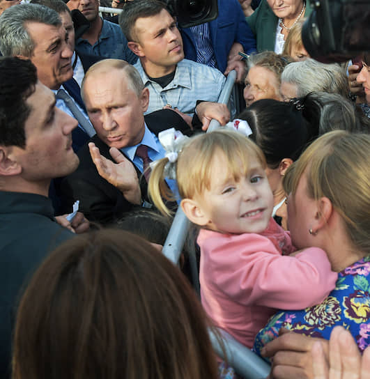 Президента России Владимира Путина в Иркутскую область. Президент России Владимир Путин (второй слева) во время встречи с жителями Тулуна 