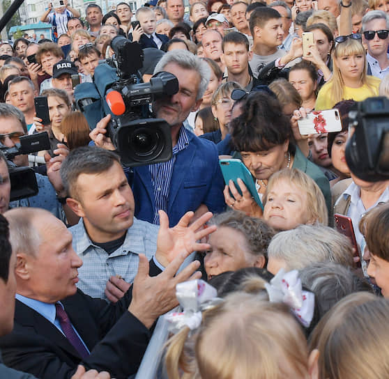 Владимир Путин несколько раз в этот день по своей воде оказывался среди людей 