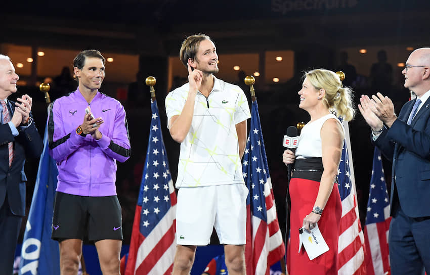 Даниил Медведев (в центре) разделил статус главного героя US Open с его победителем Рафаэлем Надалем (слева)