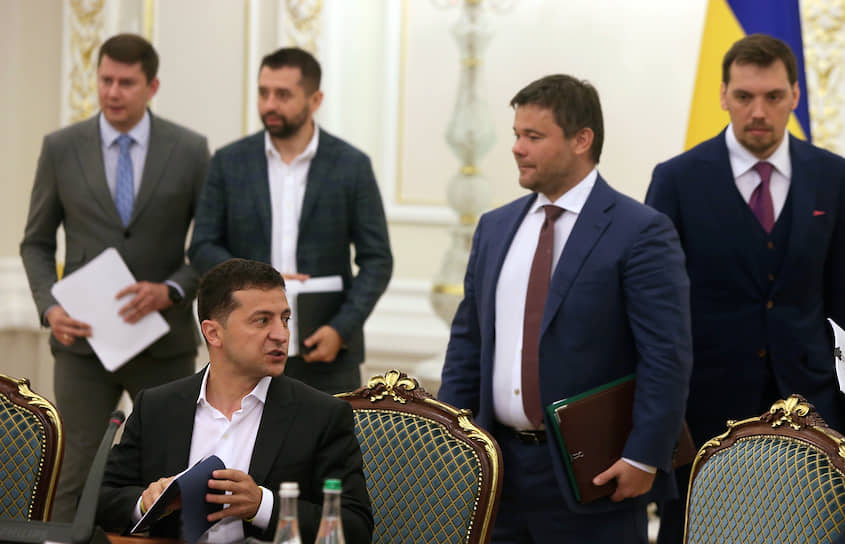 Слева направо: президент Украины Владимир Зеленский, глава администрации президента Украины Андрей Богдан и премьер-министр Украины Алексей Гончарук 