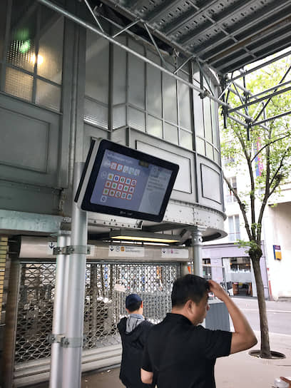 Закрытые двери метрополитена в Париже
