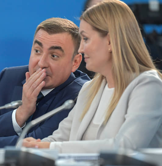 Губернатор Тульской области Алексей Дюмин лучше других понимает, что стартапы любят тишину (справа — именинница Светлана Чупшева)