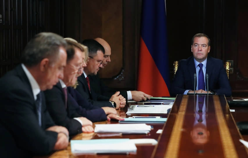 Заместители председателя правительства РФ Виталий Мутко, Алексей Гордеев, Татьяна Голикова, Максим Акимов, первый заместитель председателя правительства РФ – министр финансов РФ Антон Силуанов и председатель правительства РФ Дмитрий Медведев 