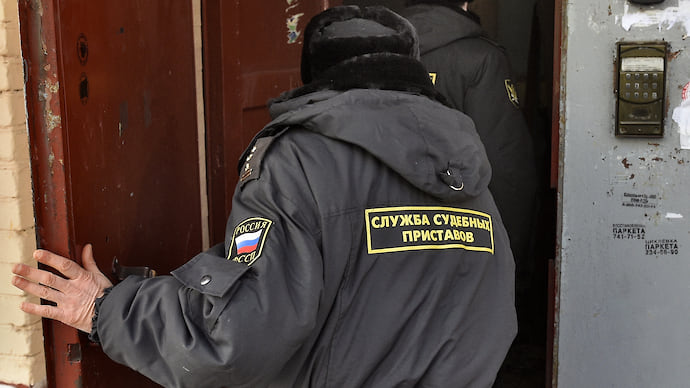 Приставам открывают доступ в квартиры