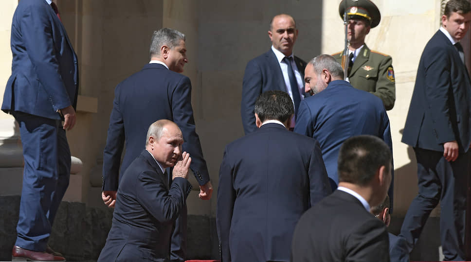 Президент России Владимир Путин (в центре) и премьер-министр Армении Никол Пашинян 