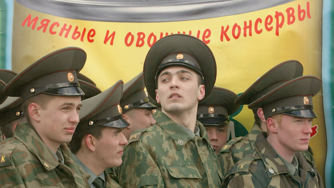 Гвардейца наказали за кильку в томате