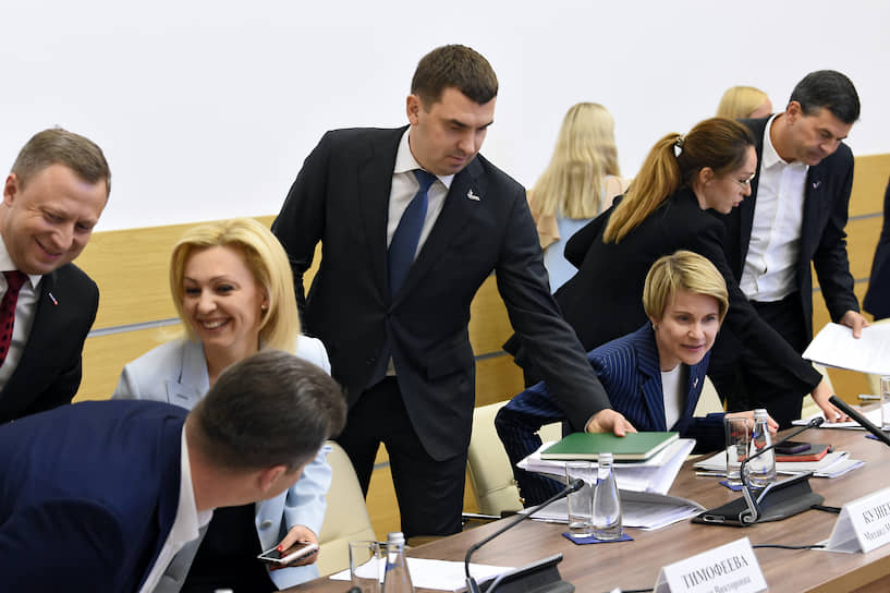 Глава исполкома ОНФ Михаил Кузнецов (в центре) 