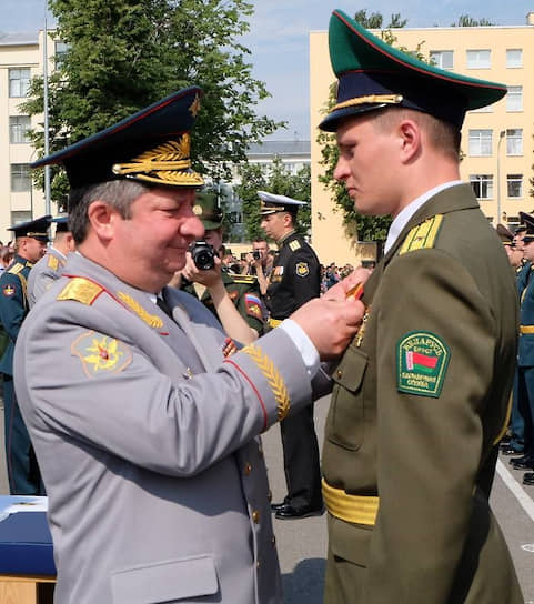 Начальник Главного управления связи ВС РФ — заместитель начальника Генерального штаба генерал-полковник Халил Арсланов (слева) 