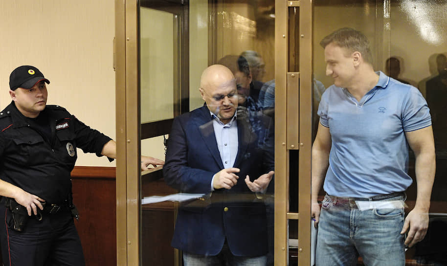 Бывший глава ГСУ СКР по Москве, генерал-майор юстиции в отставке Александр Дрыманов и бывший глава Следственного управления СК Москвы по Центральному административному округу Алексей Крамаренко