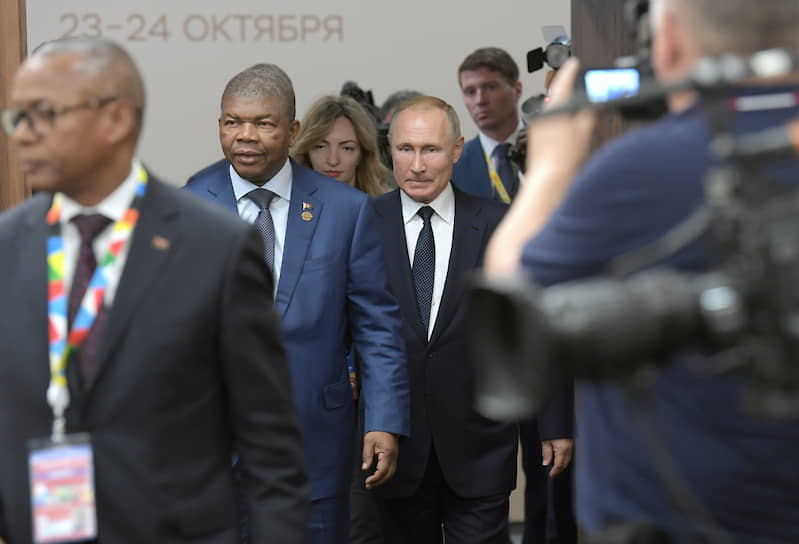 Президент России Владимир Путин (в центре) и президент Анголы Жуан Лоренсу (второй слева)