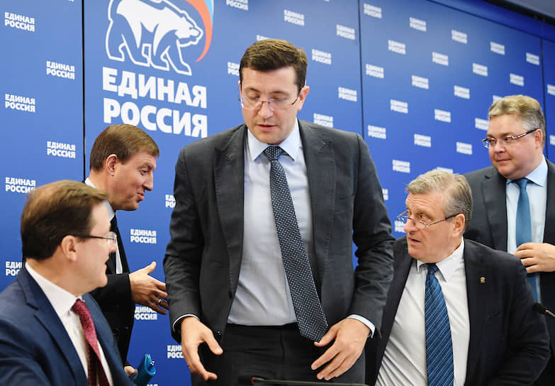 Слева направо: губернатор Самарской области Дмитрий Азаров, заместитель председателя Совета Федерации России, секретарь Генсовета партии "Единая Россия" Андрей Турчак, губернатор Нижегородской области Глеб Никитин, губернатор Кировской области Игорь Васильев и губернатор Ставропольского края Владимир Владимиров
