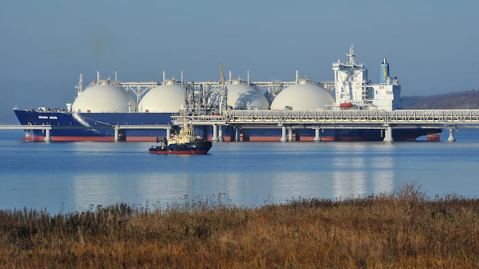 Под газовозом тронулся лед