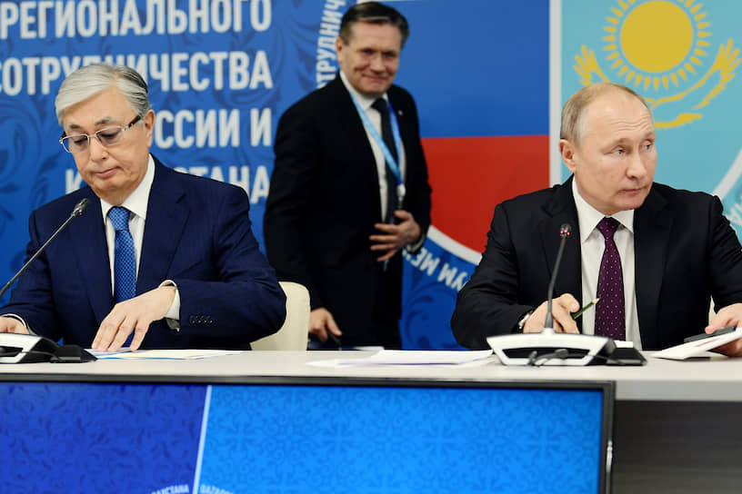 Глава «Росатома» Алексей Лихачев, кажется, попал в кадр случайно 