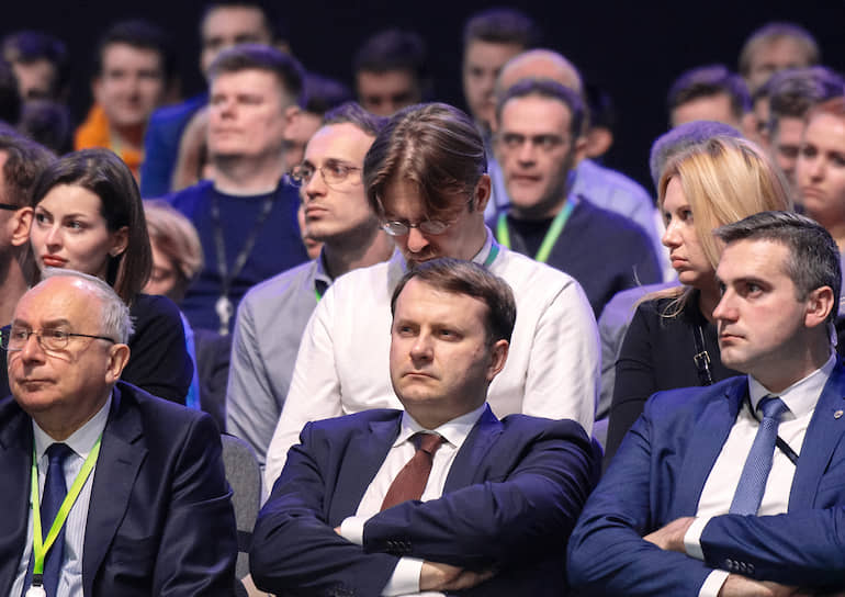 Участники конференции уже два дня работали не разгибая рук