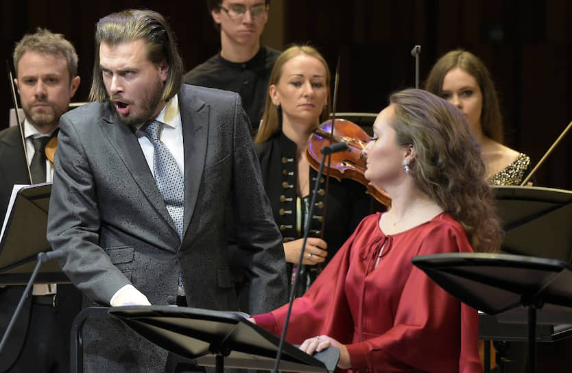 Художественный рководитель ансамбля La Voce Strumentale Дмитрий Синьковский и оперная певица Юлия Лежнева 