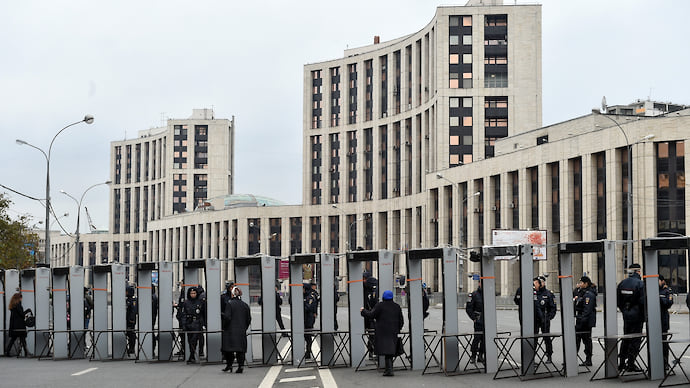 Против мусора, за врачей, шамана и выборы