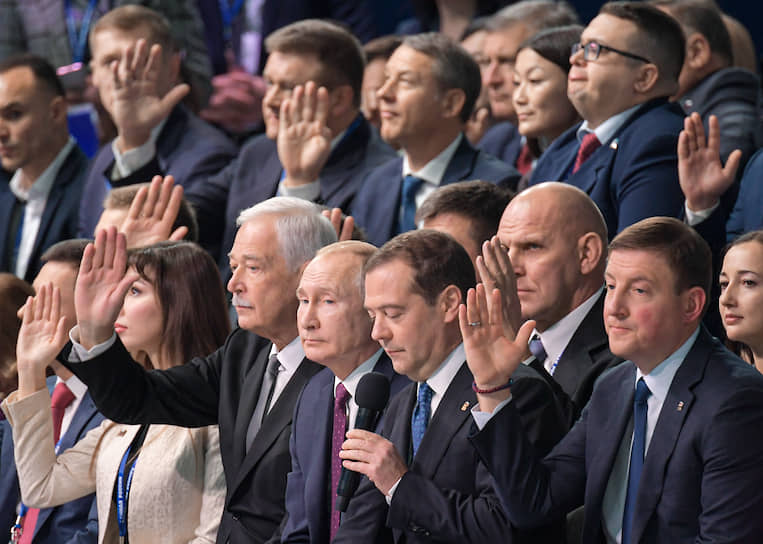 Справа налево: секретарь Генсовета «Единой России» Андрей Турчак, член комитета Госдумы по энергетике Александр Карелин, премьер-министр, председатель «Единой России» Дмитрий Медведев, президент России Владимир Путин и председатель Высшего совета «Единой России» Борис Грызлов