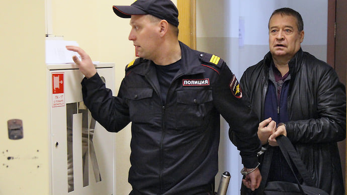 Бывший глава Марий Эл отдал часы, вино и посуду