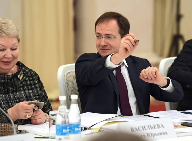 Министру культуры Владимиру Мединскому нравится думать о возрождающихся домах культуры и библиотеках на селе