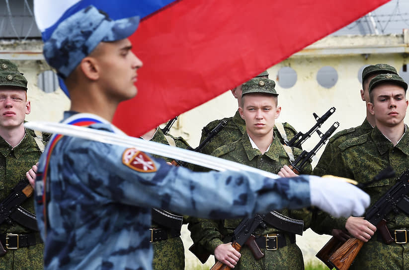 Военнослужащие и полицейские Росгвардии будут присягать одинаково