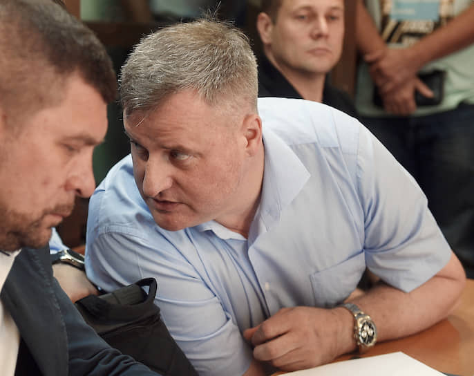 Суд решил, что не может вынести приговор по делу о пожаре, поскольку следствие не дало объективной оценки версии подсудимого Дмитрия Ширлина (в центре)