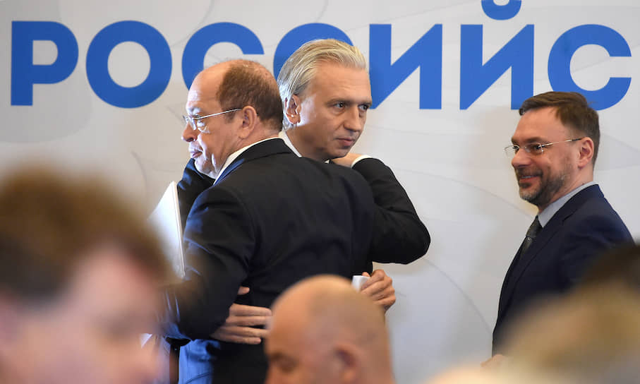 Президент РФС Александр Дюков (в центре) и президент РПЛ Сергей Прядкин (слева)