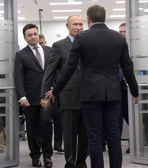 Владимиру Путину в Доме областного правительства не давали проходу 