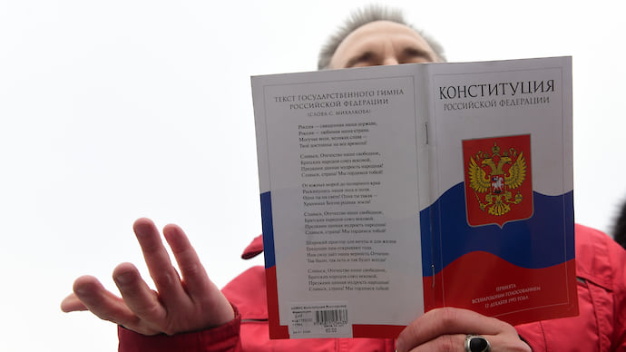 В Конституции ищут место Богу и подвигу