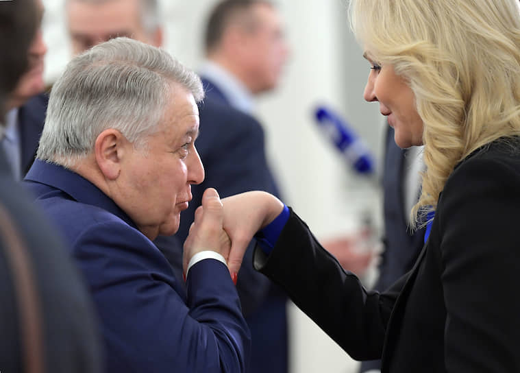 Президент «Курчатовского института» Михаил Ковальчук перед заседанием обменялся приветствием с вице-премьером Татьяной Голиковой