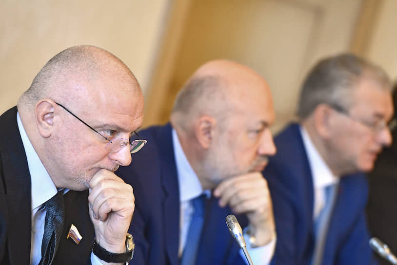 Председатель комитета Совета федерации по конституционному законодательству и госстроительству Андрей Клишас, председатель комитета Госдумы по госстроительству и законодательству Павел Крашенинников и зампредседателя Центризбиркома Николай Булаев  