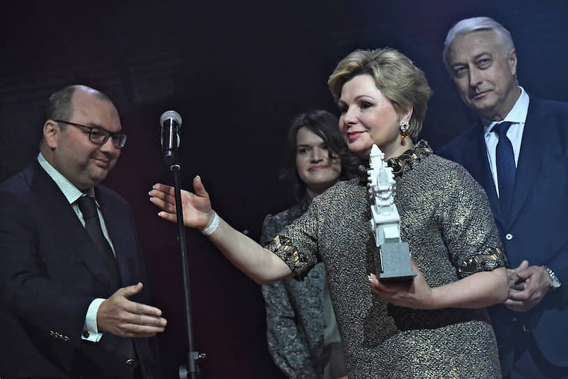 Генеральный директор ТАСС Сергей Михайлов (слева) и гениректор Музеев Московского Кремля Елена Гагарина 