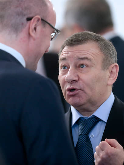 Руководители ФХР (справа — председатель правления федерации Аркадий Ротенберг) считают необходимым существенно смягчить потолок зарплат, установленный в КХЛ при Дмитрии Чернышенко (слева)