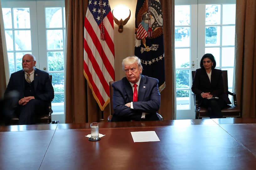 Президент США Дональд Трамп (в центре)